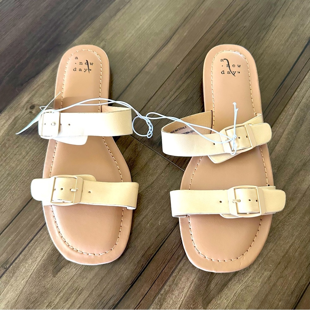NEW WITH TAG. Womens size 6 flats.